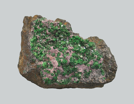 Garnet variety Uvarovite with Amesite, Saranovskii Mine, Saranovskaya Village, Permskaya Oblast', Urals Region, Russia